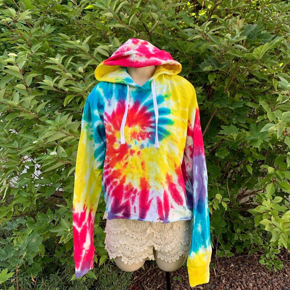 Cropped Rue21 sweatshirt. Fun to wear!